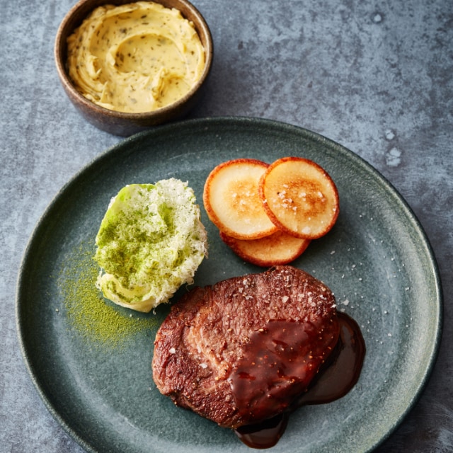 Ribe eye met kruidenboter en rode wijn saus, Caesar salade en aardappelpannenkoekjes Ribe eye met kruidenboter en rode wijn saus, Caesar salade en aardappelpannenkoekjes